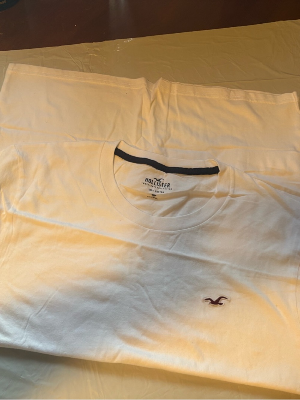 Hollister Men's White Short Sleeve Crewneck T-Shirt with Navy Logo